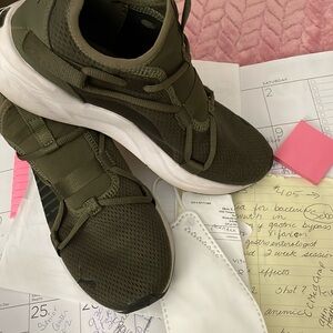 PUMA women’s fatigue sneakers 7